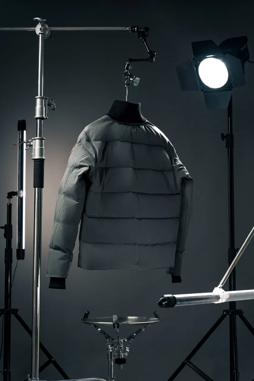P820 official website synchronizes the top Canada Goose CANADA. GOOSE 42 models ❣️❣️❣️ The new expedition goose limited edition comes from the top domestic development team. It is currently the highest version on the market and in the country (there is no one). You can compare it at will. The top version exclusively for purchase must be high-quality. If there is a better product than mine, the clothes will be given to you. Analysis of the new expedition limited edition: (Trademark): For the chest LOGO, we use exclusively custom-dyed embroidery thread. The imported Behringer embroidery machine truly achieves 100% reproduction and is guaranteed to be completely consistent with ZP. The embroidery thread has zero color difference, the maple leaves are full and clear, and the details are perfect. Different from the crooked and fuzzy embroidery on the market, I honestly don’t know what kind of machine can embroider like this! A fake look! (We can guarantee that no one of our peers is more attentive and professional than us!) (Fabric): The new expedition model is made of exclusive high-end fabrics, abandoning the old expedition 21-count all-round fabric! The front piece is made of 18-count glue, and the back piece (sleeves) is made of a unique combination of pongee wool plaid, which restores the taste that ZP should have. It ensures the comfort and fit of the upper body while ensuring the 5-level cold protection index. It achieves the comfort of the fabric covering the mouth and the 5-level cold protection index of the old Expedition. The difference between market products can be seen at a glance. Cheap fabrics can be used to make sexy underwear, but forget about making down jackets! I really can’t do it without buying the original version and dismantling it! (Accessories): Spend a lot of money to develop private model customization, no matter the cost, as long as every detail is perfect! The original 1:1 mine buckle, the thorns on each buckle are very obvious! It took me 2 months to find the imported cuff ribbing. It is comfortable, warm and feels great! The original one-to-one molded landmine buckle/comma buckle/zipper embryo/four-button buckle/, washed label/dyed cuff thread/are all made with great care! It’s so different from the summer sock-like cuffs on the market that I can’t stand it! What is this! Different from the cheap male models used in the market! It looks too cheap, no contrast means no harm! Size: S-XXL